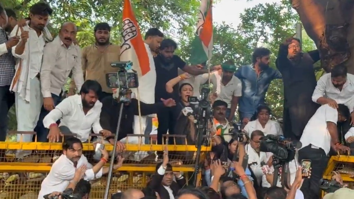 Kashmiri man claims Congress workers thrashed him for raising Modi slogans in Delhi