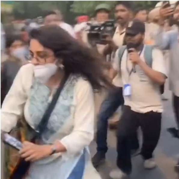 Woman protester runs away with keys of police bus in Delhi's Jantar Mantar