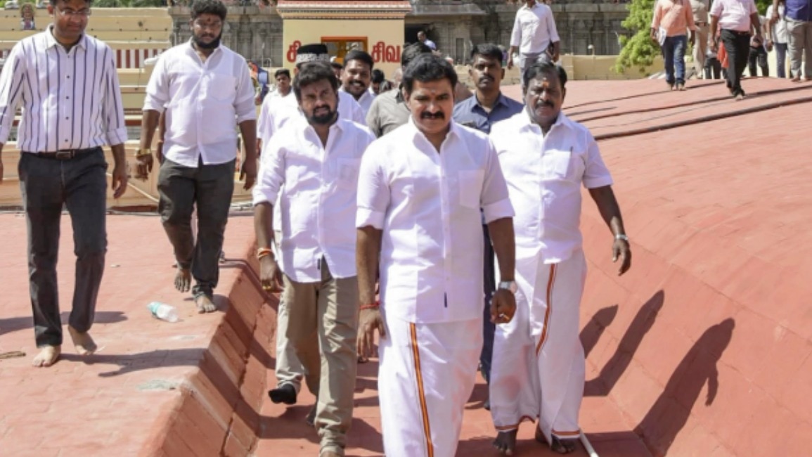 Power cut during EPS's temple visit sparks row; Tamil Nadu minister claims foul play