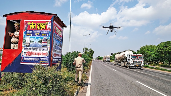 EYES ON TRAFFIC: A Rajasthan police drone monitors vehicles on a stretch of Delhi-Jaipur highway. (Photo: Purushottam Diwakar)