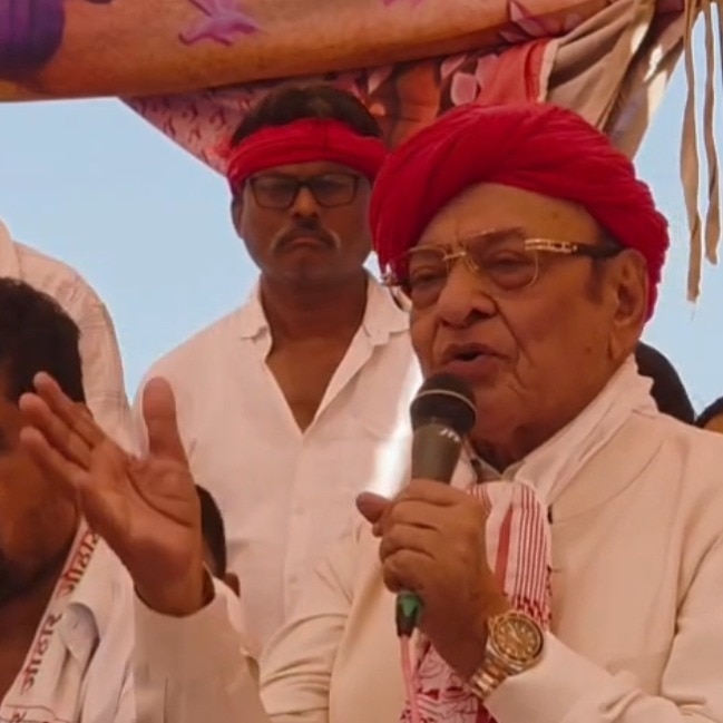 Will pay Patels, Baniyas, Brahmins Rs 50,000 to pick garbage: Ex-Gujarat CM