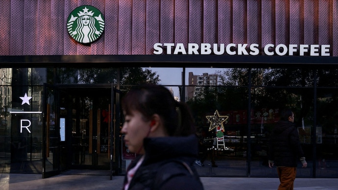 People walk past a Starbucks coffee shop in Beijing, China. (File photo: Reuters) Starbucks in China
