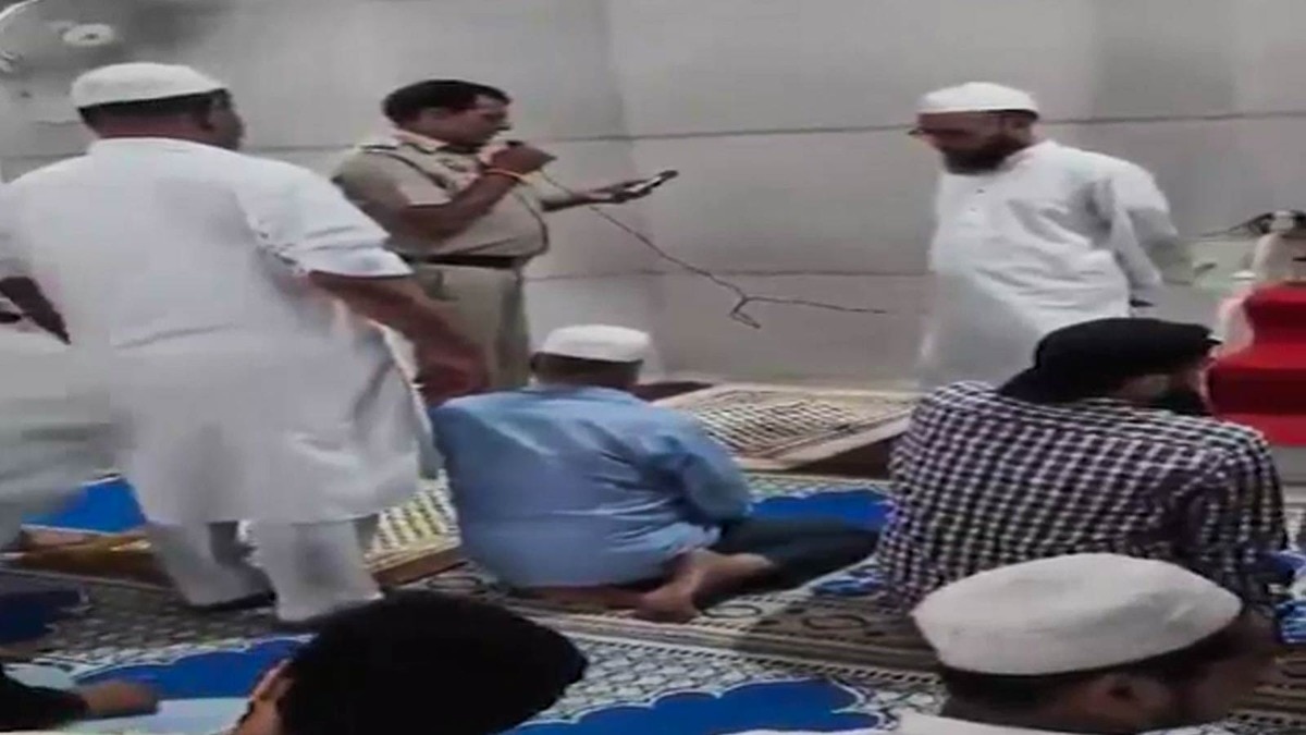 Keep your children away from protests: Delhi cop's appeal from Old Delhi mosque