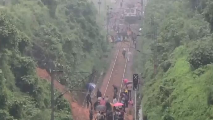 The incident occurred at 2.19 am when Bilaspur-Tirunelveli Express was stopped near Parassala following the landslide. The incident occurred at 2.19 am when Bilaspur-Tirunelveli Express was stopped near Parassala following the landslide.