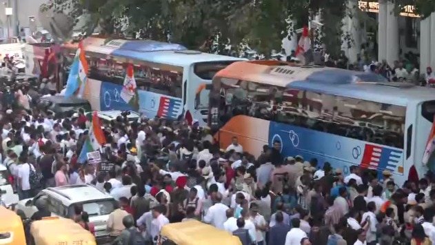 Traffic jam in central Delhi as Opposition leaders march to Rajghat for dharna