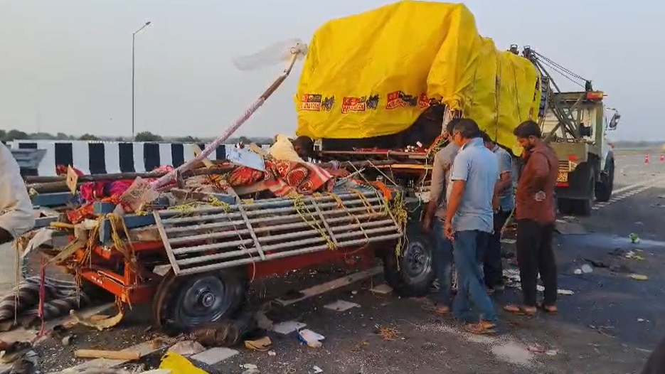 7 killed, 21 injured as truck collides with tempo in Maharashtra's Amravati