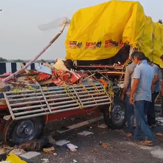 7 killed, 21 injured as truck collides with tempo in Maharashtra's Amravati