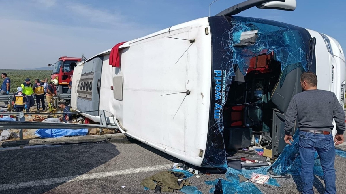 11 killed, 27 injured as tour bus collides with truck in western Turkey