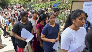 UP PET aspirants travel 500 km for exams, sleep on railway station floors overnight UP PET aspirants travel 500 km for exams, sleep on railway station floors overnight