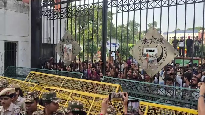 Police dispersed protesting students outside Gate No 7 of Jamia Millia Islamia. Uproar at Jamia as cops remove students protesting over union poll restoration