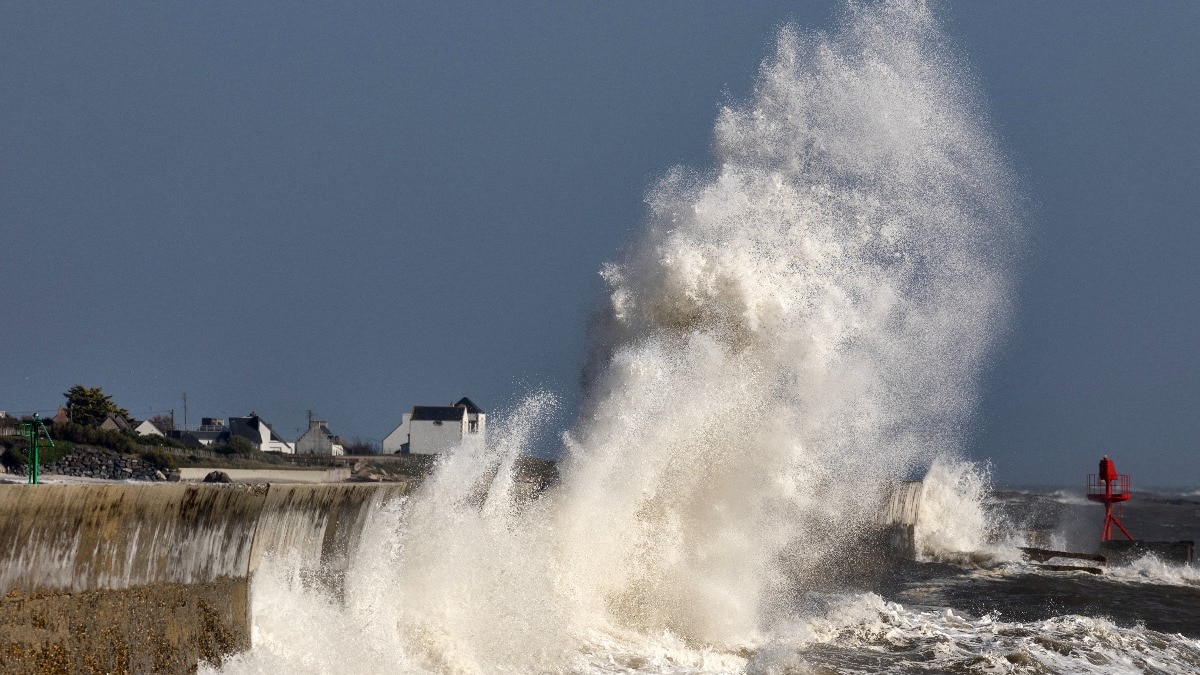 Storm Austen Batters France and UK, Causing Power Cuts and Travel Disruptions