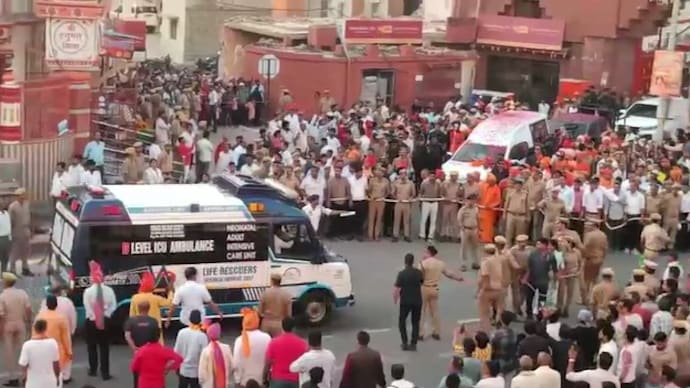 UP CM halts Vijayadashami procession to let ambulance pass (Screen grab)
