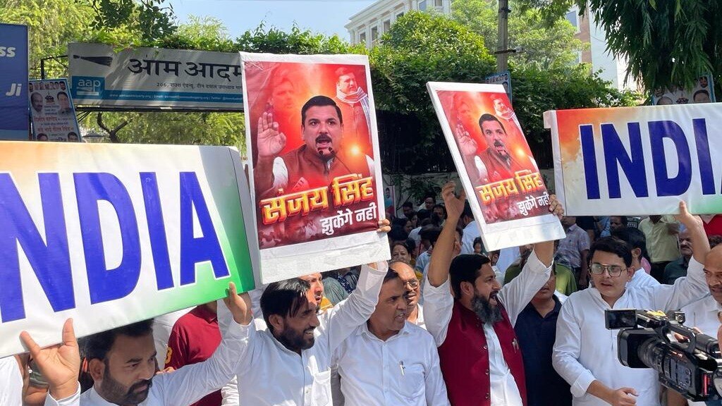 'Sanjay Singh jhukenge nahin': Arrested MP's father joins AAP protest - Vimarsana News