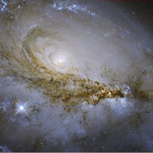 Hubble Telescope Captures An Insightful Image of AGN Galaxy