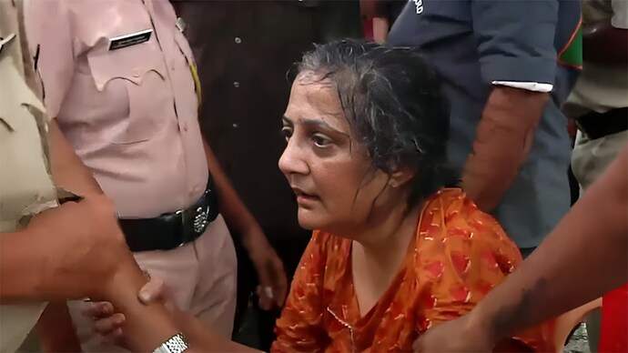Video: Mumbai cops jump into water to save woman near Marine Drive
