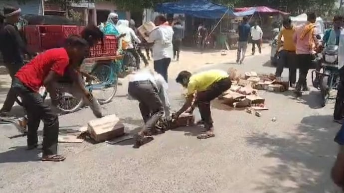 Video: આગ્રામાં વાહનમાંથી દારૂની પેટીઓ પડી, પુરૂષો અને મહિલાઓ બોટલો લેવા દોડ્યા આગ્રામાં દારૂની લૂંટ