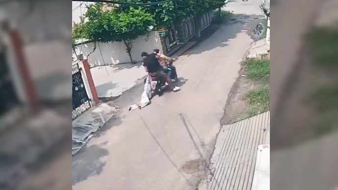 Video: Three men drag girl on Jalandhar road after phone snatching