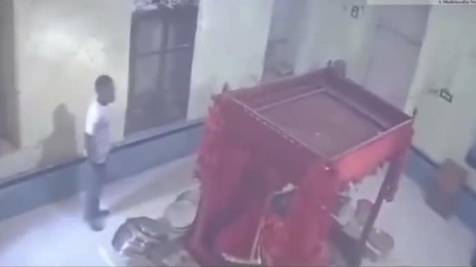 Theft of Kali Mukut gifted by PM Modi to Bangladesh temple, captured on CCTV Theft of crown from Bangladesh temple.