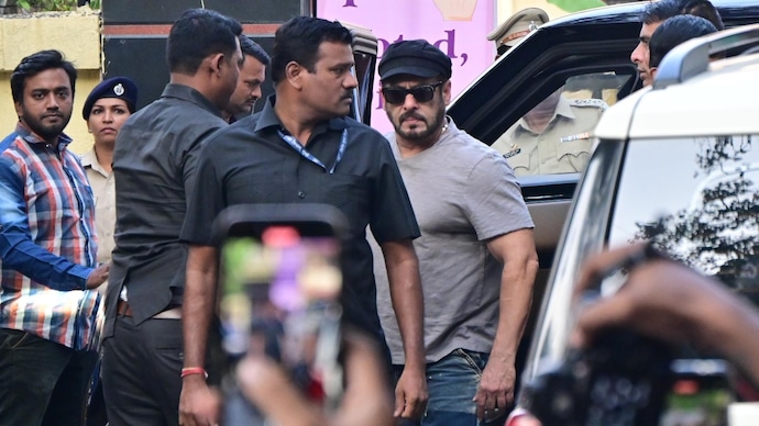Video: Salman Khan arrives to cast his vote for Maharashtra elections 2024 Salman Khan