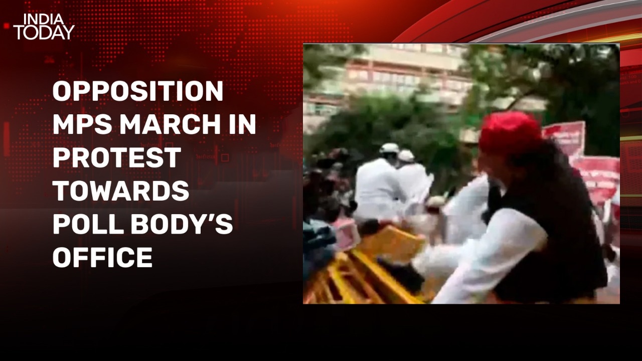 Akhilesh Yadav jumps over barricade as INDIA bloc protest SIR in Bihar