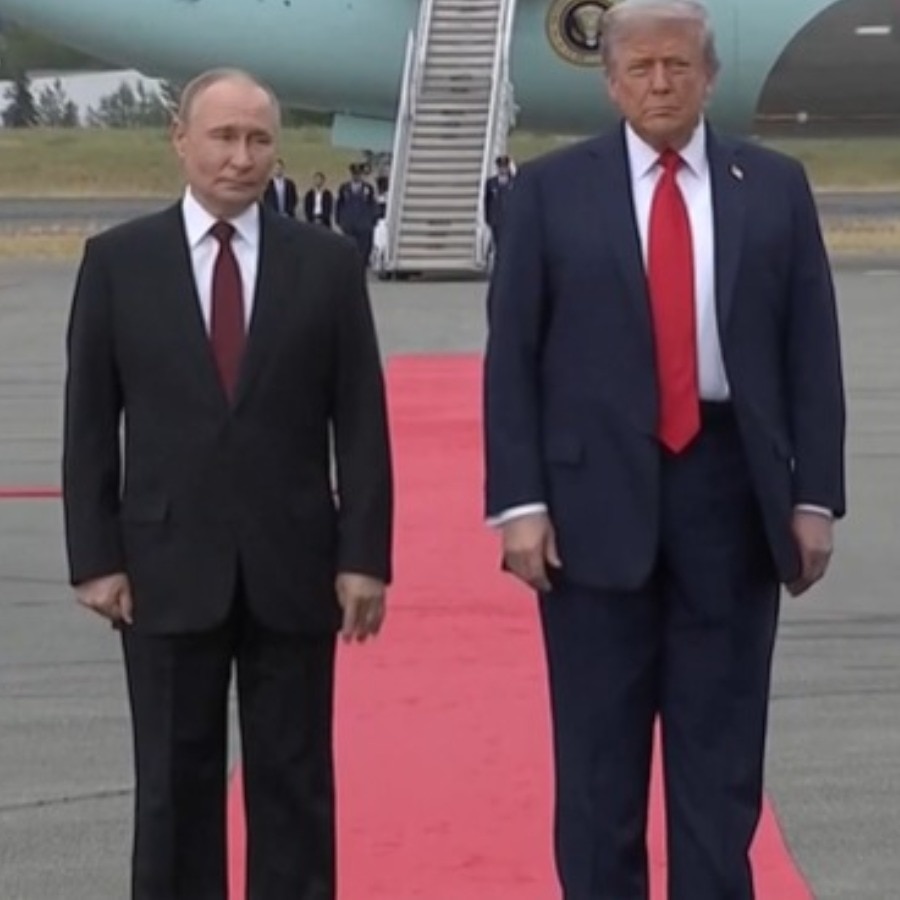 President Vladimir Putin and Donald Trump at the airport in Alaska 