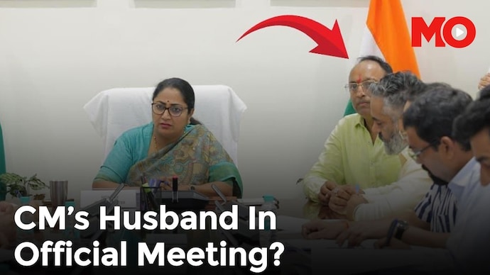 AAP પર ગામના માંસમાં તેના પતિના દેખાવ પર દિલ્હી સીએમ રેખા ગુપ્તા પર ભત્રીજાવાદનો આરોપ લગાવ્યો રેખા ગુપ્ત