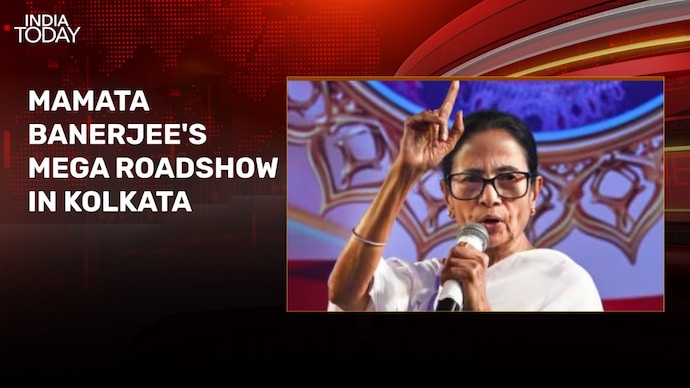 Mamata Banerjee holds padayatra in Kolkata on last day of campaigning
