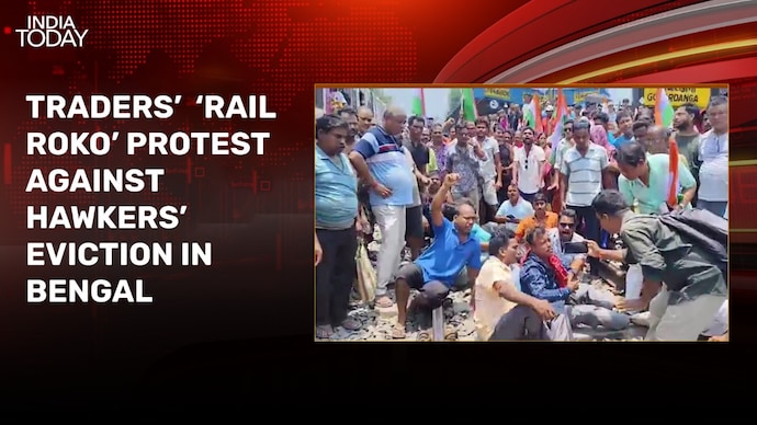 Video: Bengal hawkers block tracks, stage 'rail roko' protest against eviction drive North 24 Parganas protest