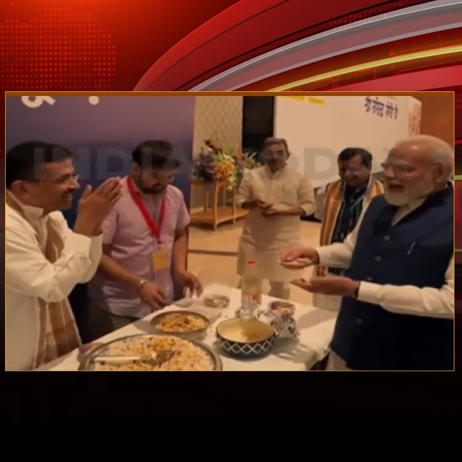 Video: PM Modi enjoys jhalmuri at NDA meet in Delhi's Bharat Mandapam