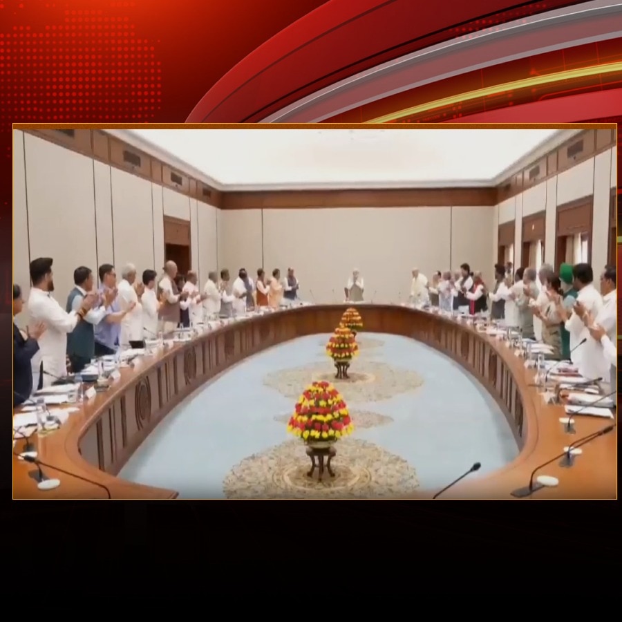 PM Modi standing ovation