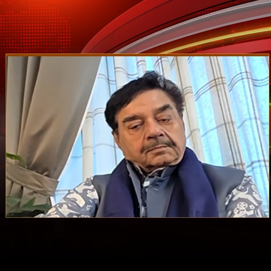 I am with Mamata Banerjee and will remain with her: Shatrughan Sinha