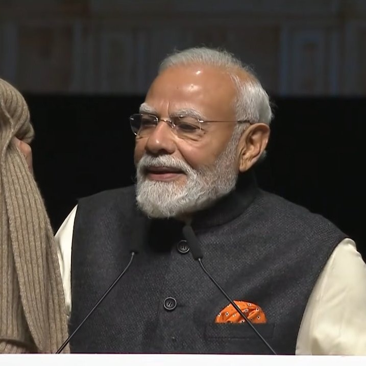 Watch: PM recalls 1st New Zealand visit, unwraps 30-year-old memory with muffler