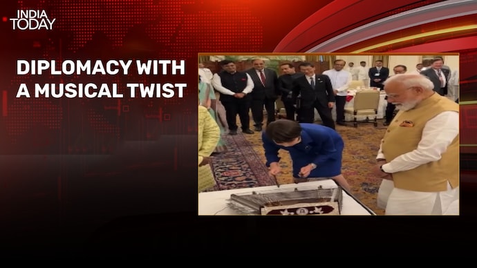 Japanese PM tries her hand at 'santoor' during India visit