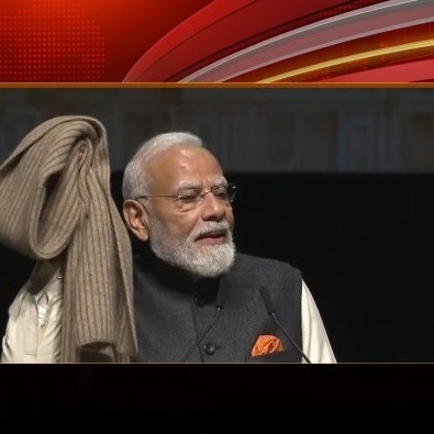 Watch: PM recalls 1st New Zealand visit, unwraps 30-year-old memory with muffler