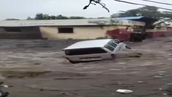Flash floods after heavy rain drag two cars into drain, terrifying video surfaces