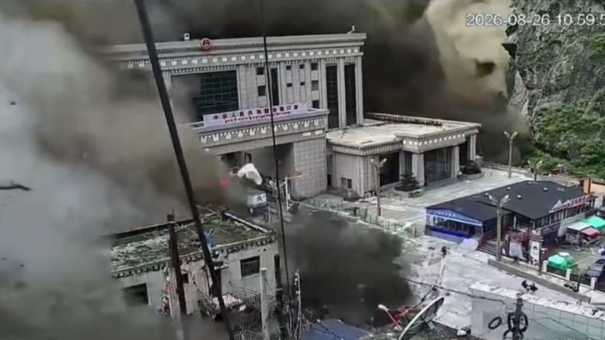 Video: People run for shelter as floodwaters rips through building at Nepal border