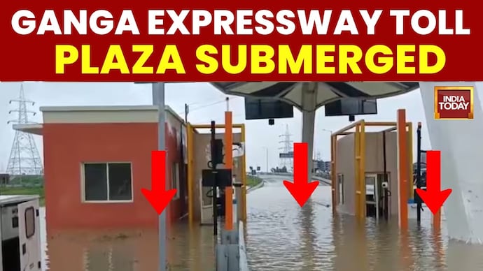 Ganga Expressway Waterlogged in Unnao, Toll Plaza Submerged and Vehicles Stranded Ganga Expressway Toll Plaza Submerged in Unnao