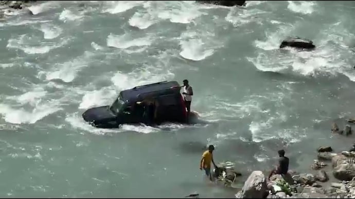 Stunt gone wrong: Men drive Scorpio into river in J&K, get stuck. Cops rescue them sonmarg