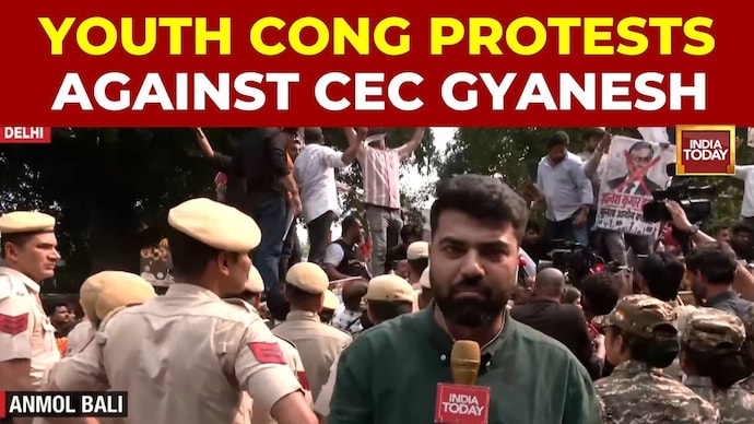 Youth Congress Protests Against CEC, Opposition Attacks Poll Body, Police Barricades Raisina Road Youth Congress Protests Demanding Resignation Of CEC