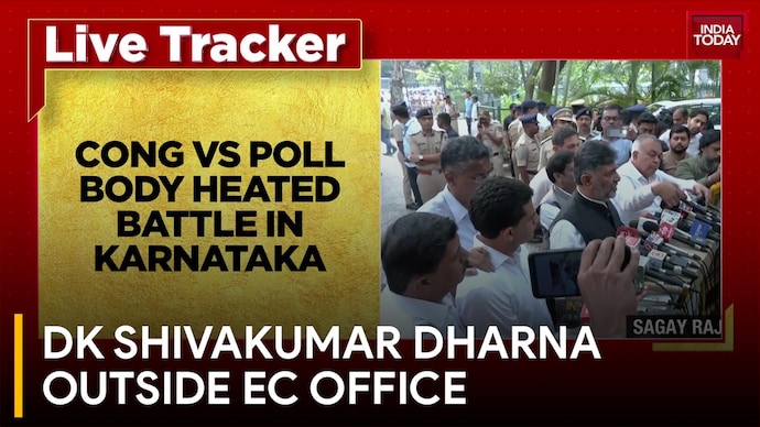 DK Shivakumar Dharna Outside EC Office
