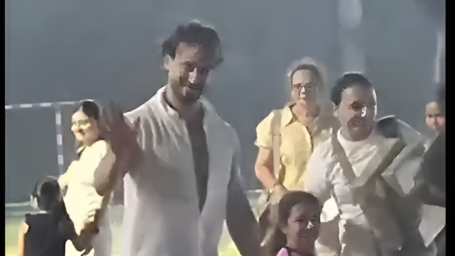 Tiger Shroff met fans, clicked selfies minutes before the attack