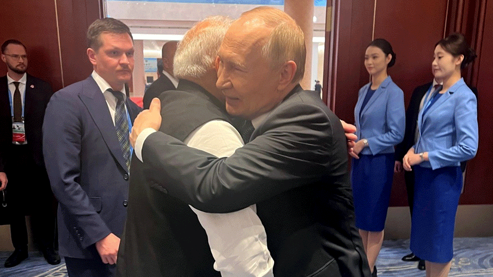 Modi Putin hug