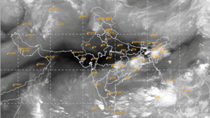 Dark monsoon clouds gather over the Kerala coastline as upper-level easterlies signal an unusually early arrival of the southwest monsoon in 2026. (Photo: PTI/Windy)
