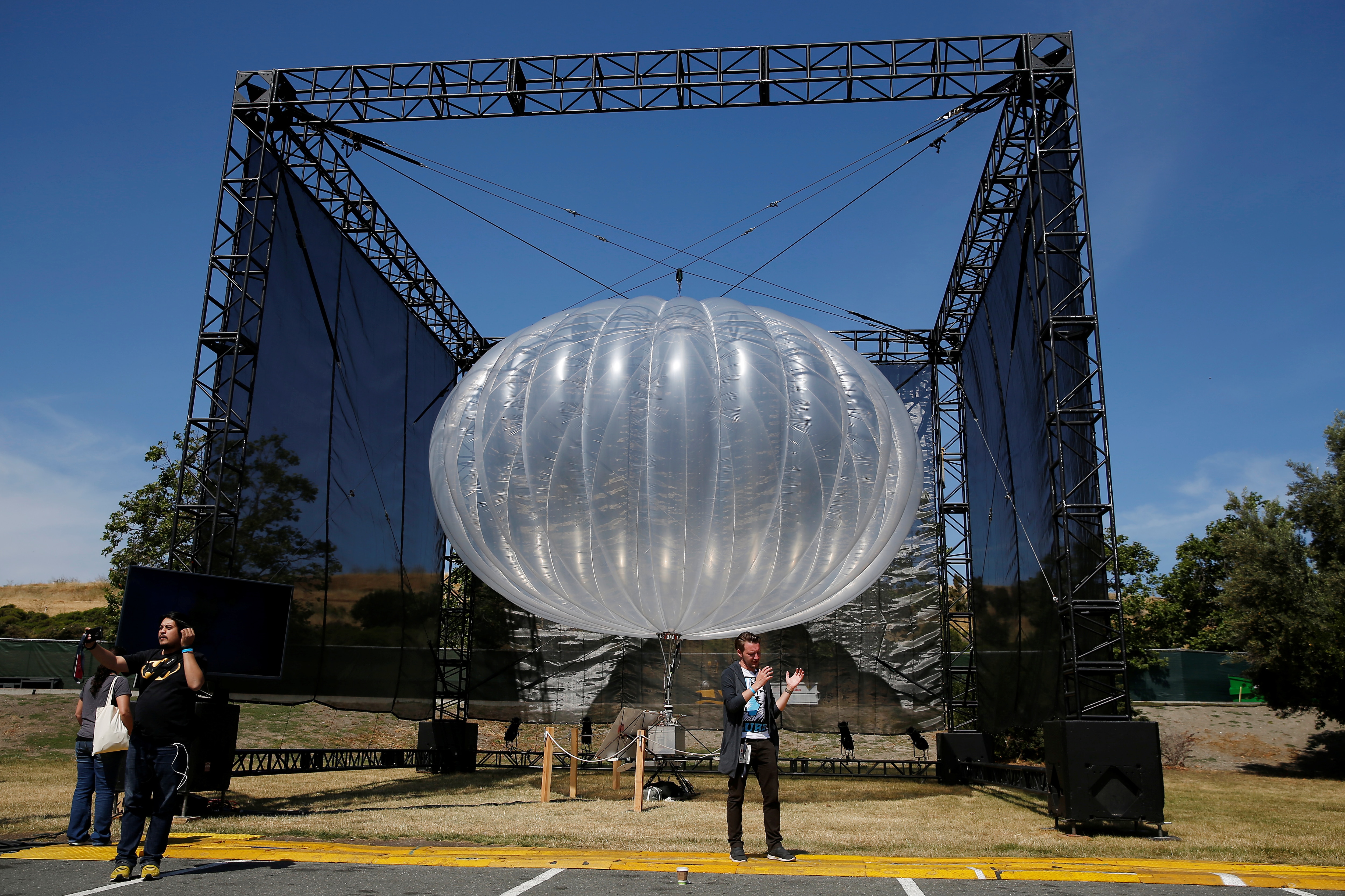 A Google Project Loon internet balloon is seen. (Photo: Reuters)