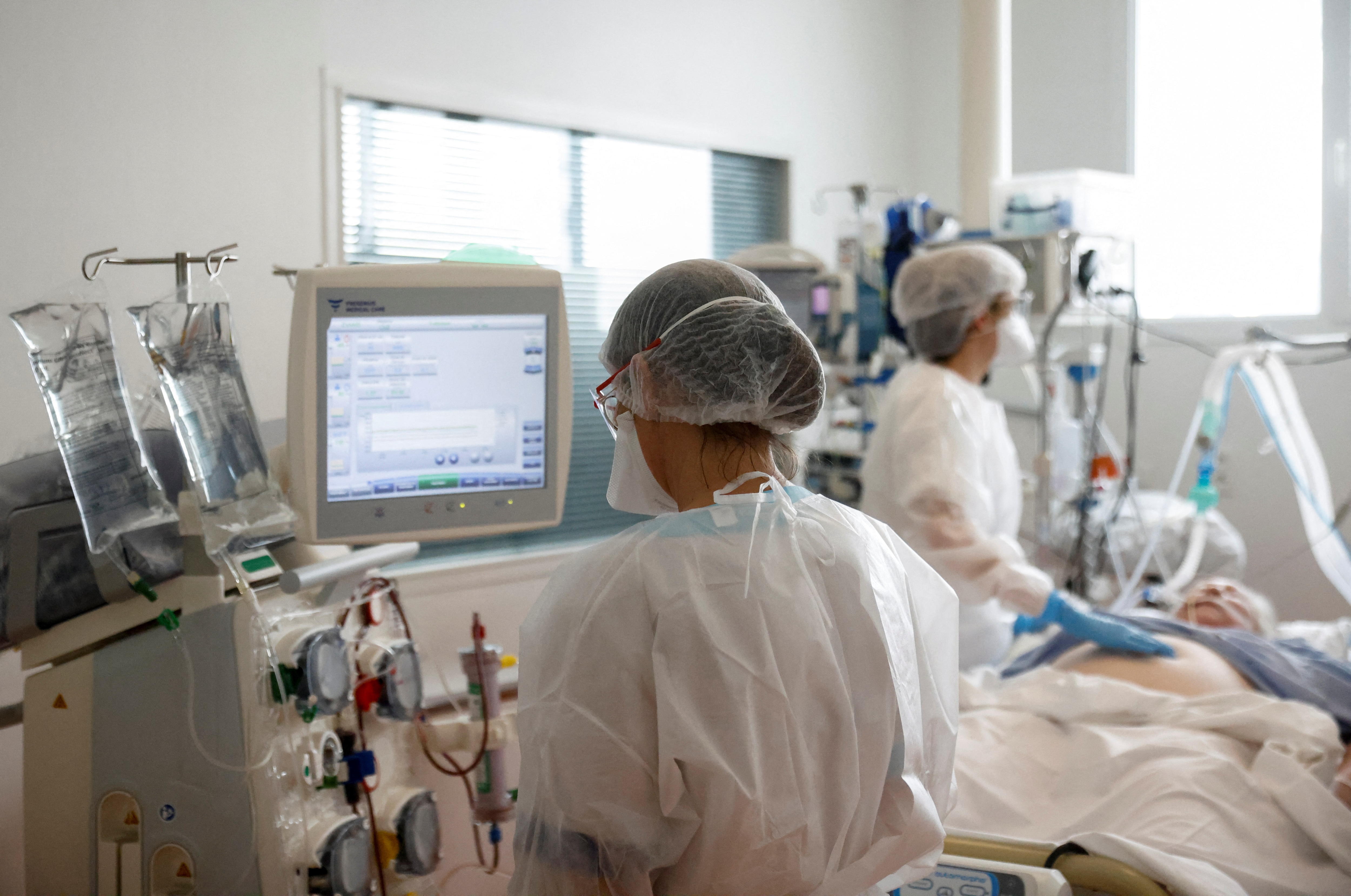 Medical staff members in the Intensive Care Unit (ICU) treating COIVD-19 patients. (Photo: Reuters)