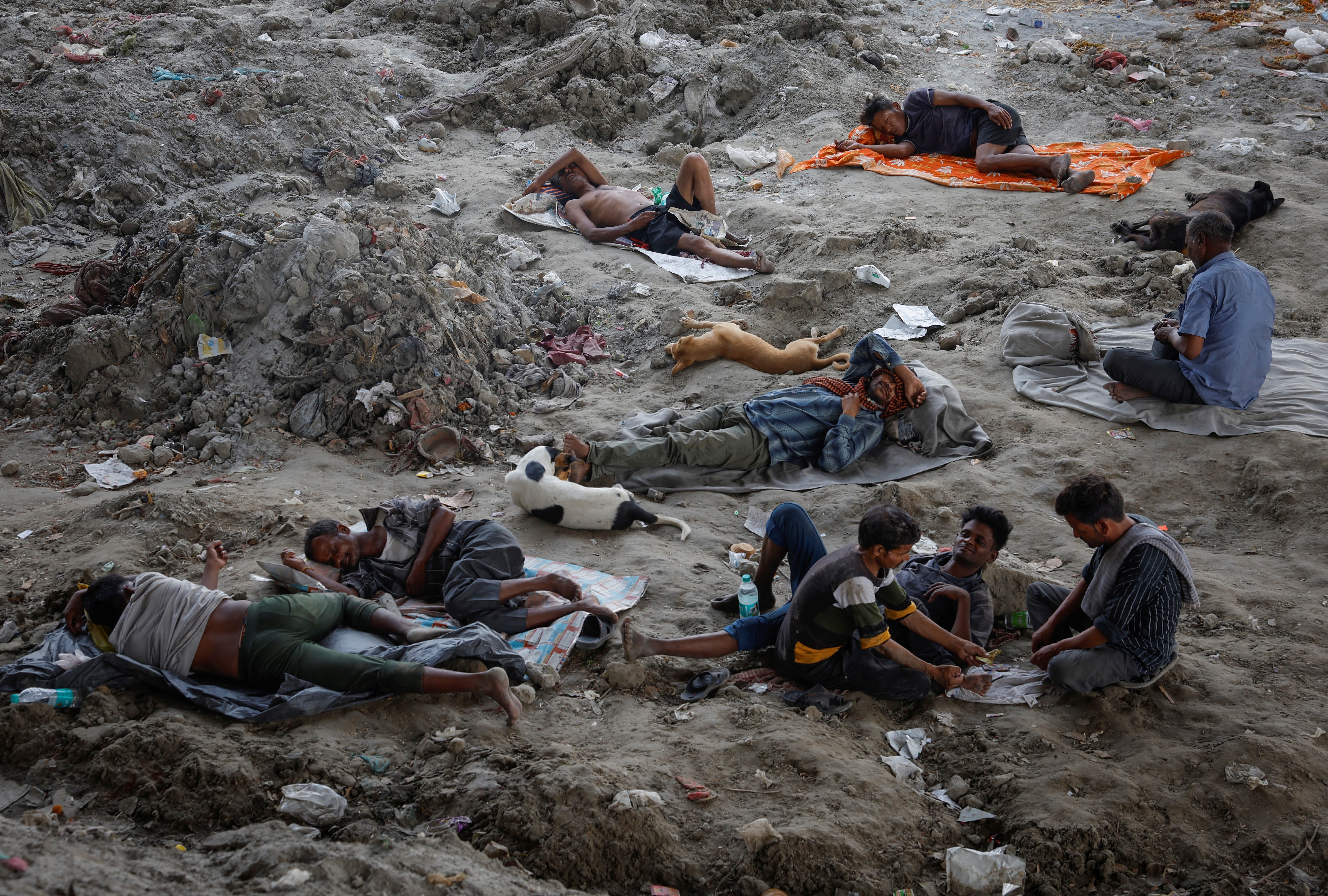 People rest on the Yamuna river bed under a bridge during a heatwave in New Delhi in 2024. (Photo: Reuters)
