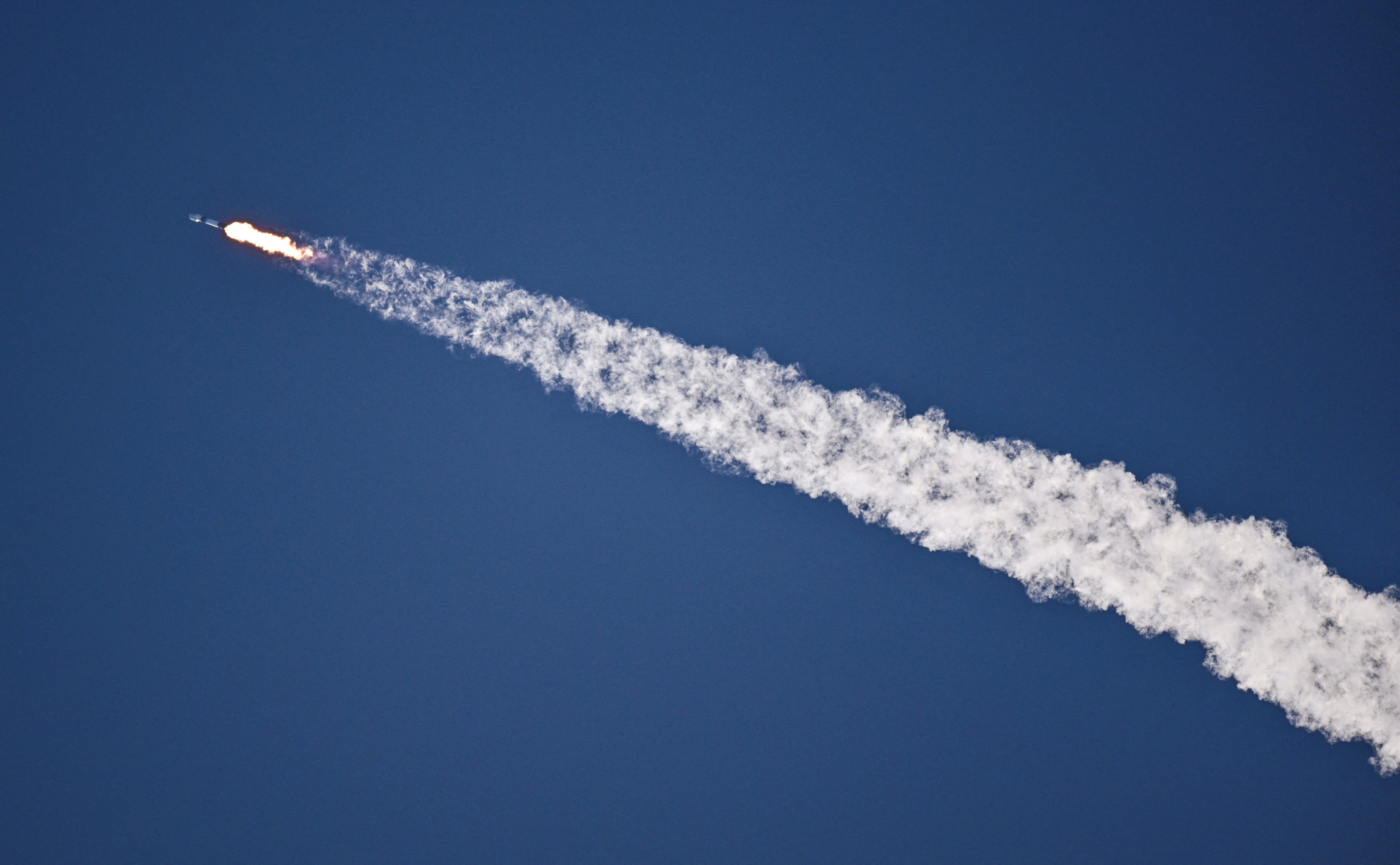 A SpaceX Falcon 9 rocket lifts off with a payload of Starlink v2-mini satellites. (Photo: Reuters)