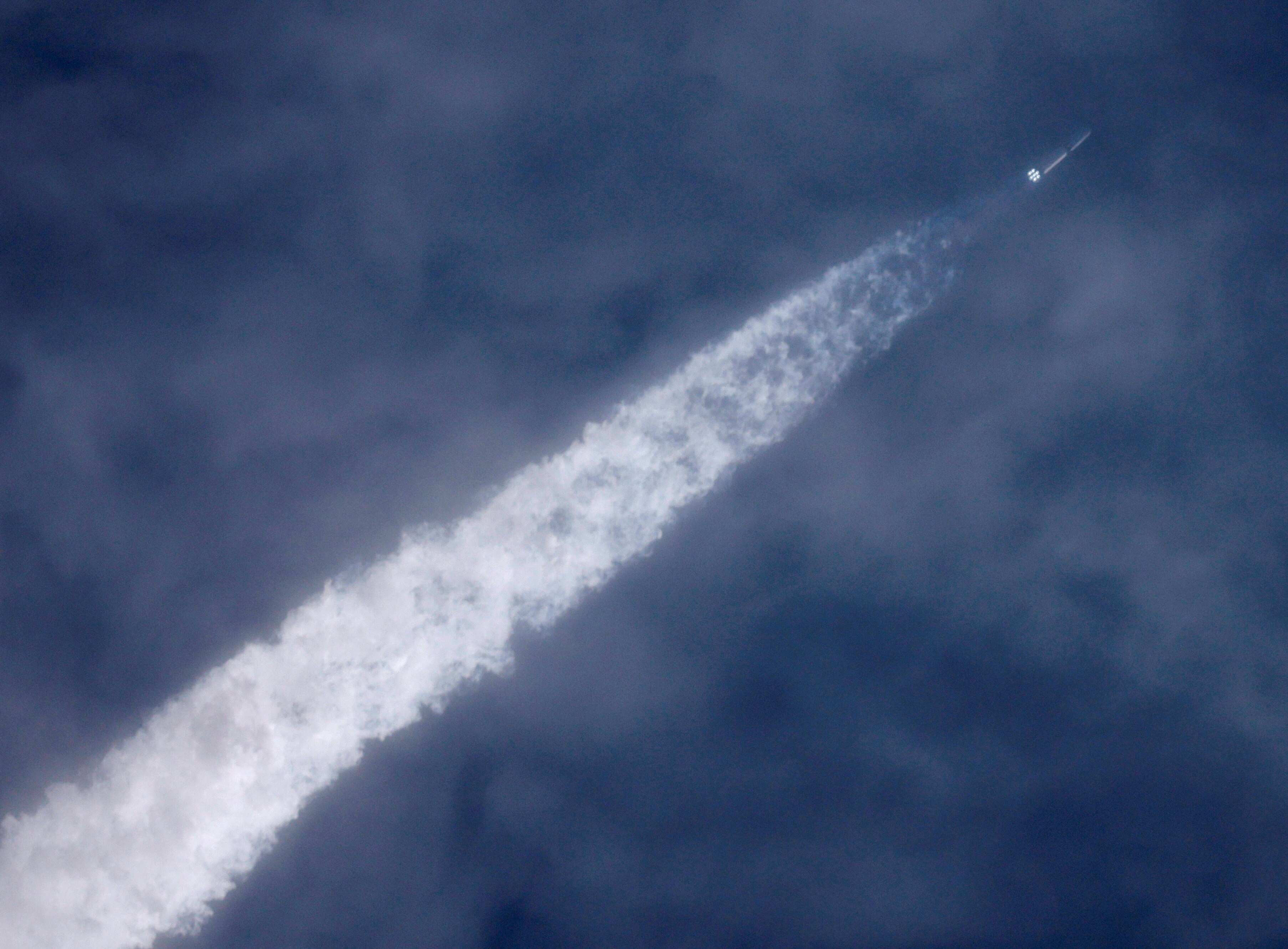 A Blue Origin New Glenn rocket is seen dashing through the sky. (Photo: Reuters)