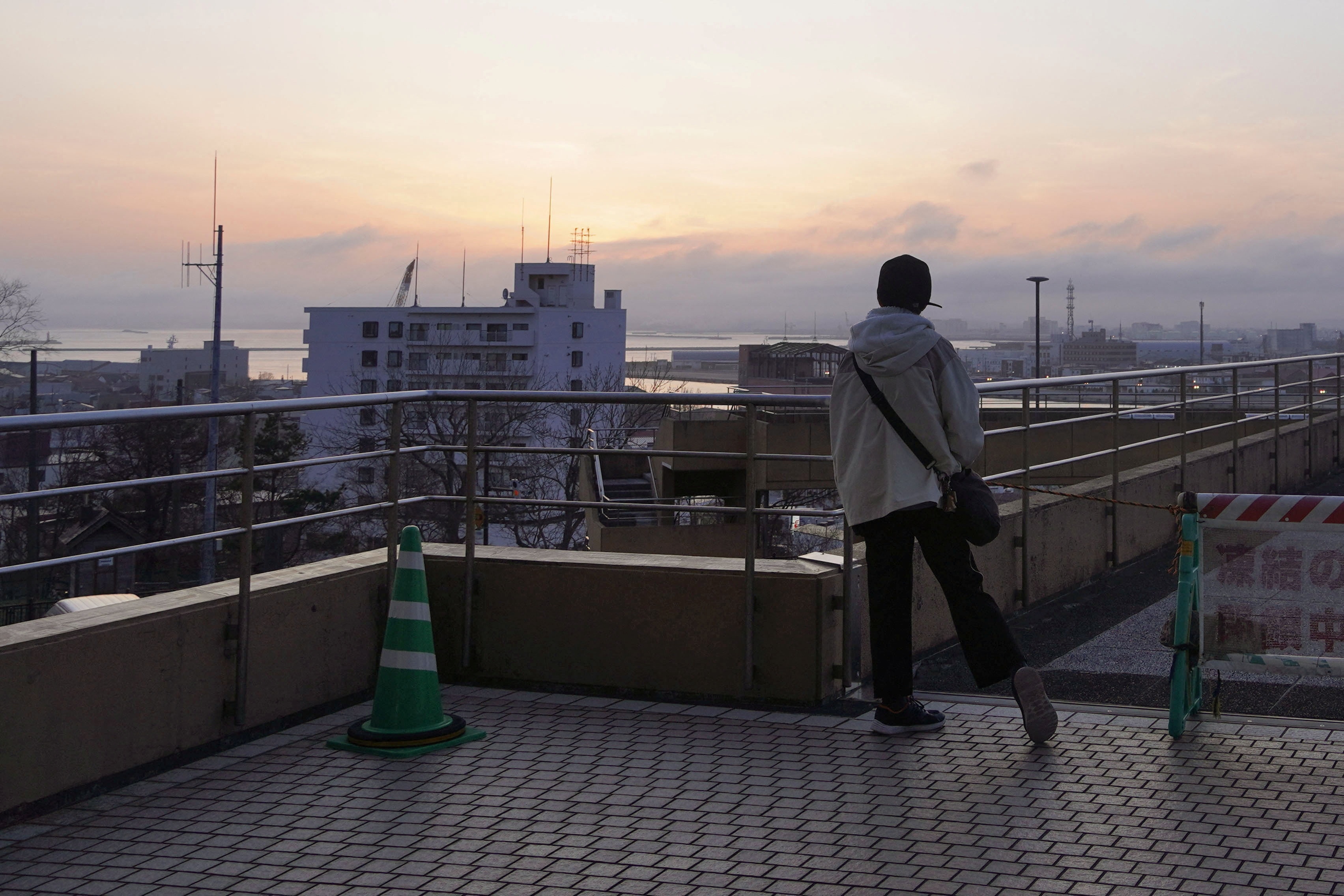 A local resident evacuates to a higher place after a tsunami warning was issued following an earthquake, in Kushiro on Hokkaido. (Photo: Reuters)