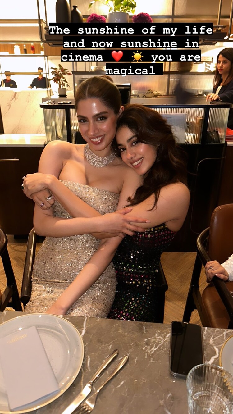 Janhvi Kapoor praises her sister Khushi.